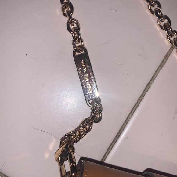 MICHAEL KORS Signature crossbody In reverse rectangle. GOLD CHAIN STRAP - Picture 4 of 16